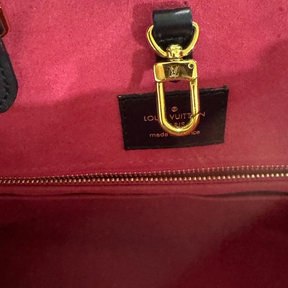 AUTHENTIC Louis Vuitton Black/Fuchsia Epi On The Go MM - Picture 10 of 16